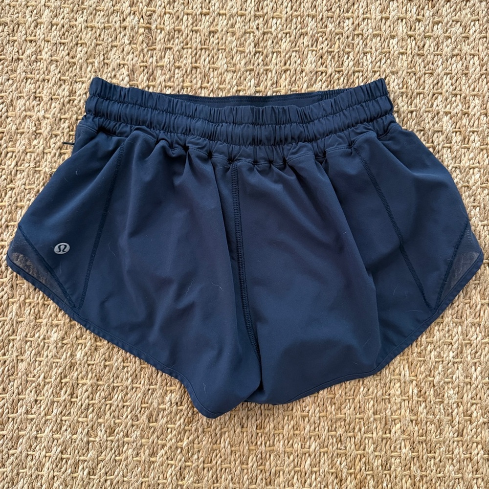 Lululemon Hotty Hot Low-Rise Short ll 2.5”. Black. Size 4. Great condition. - Picture 2 of 4